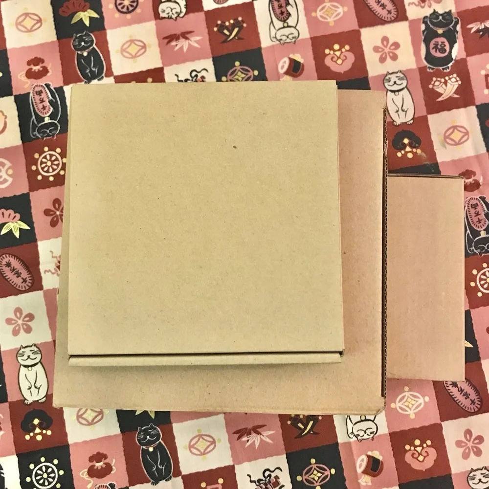 Sakuraco Wagasi Sakura dish with black Chasen and pink cat tea bowl NIB - Picture 9 of 13